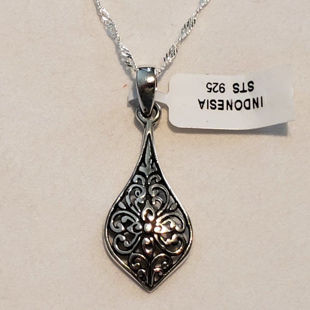 SOLD!  Bali styled teardrop pendant 2.95 gr w/925 chain